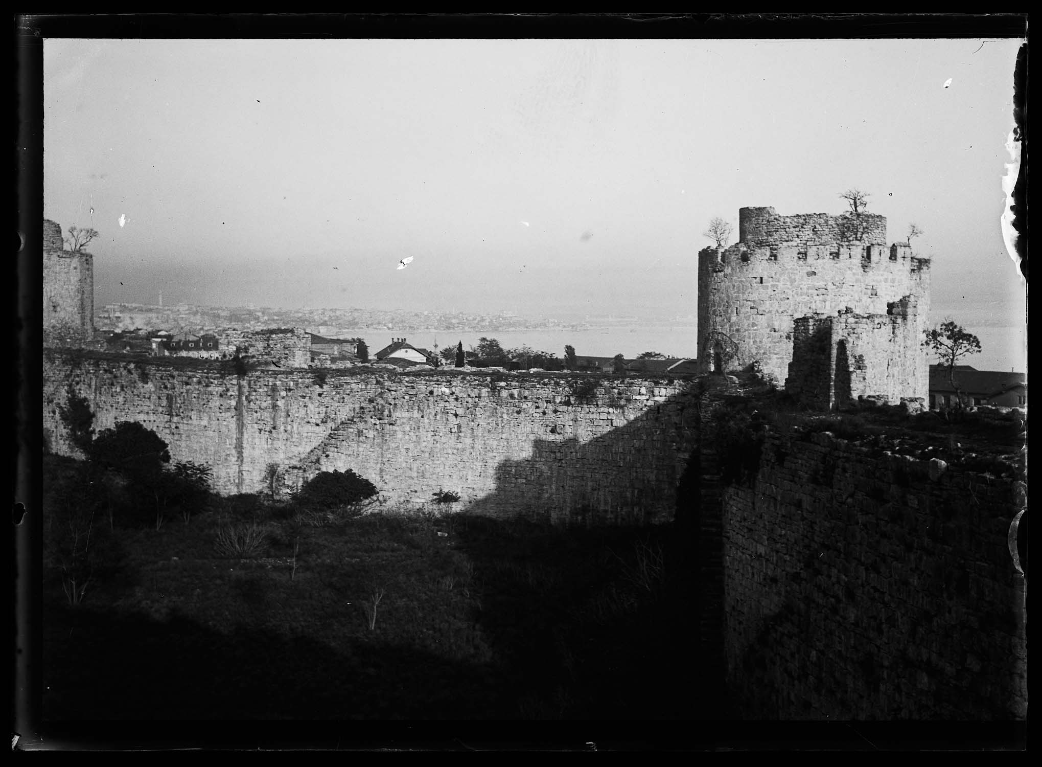 Tours et courtines vues depuis un chemin de ronde